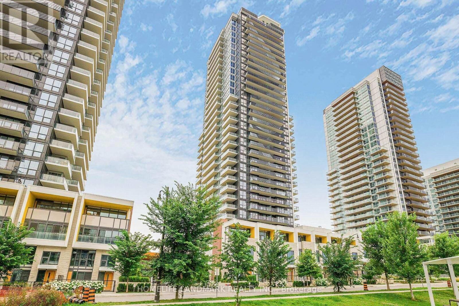 Property Photo:  85 McMahon Drive 3106  ON M2K 0H1 