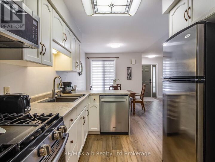 Photo de la propriété:  18 Oriole Crescent  ON N4T 1T1 