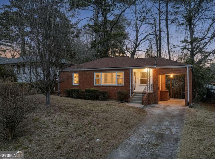 Property Photo:  186 W Lake Drive NW  GA 30314 