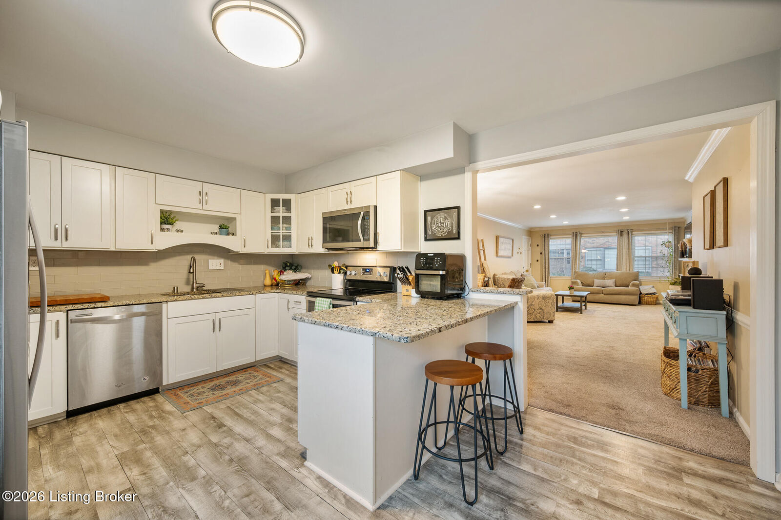 Property Photo:  3811 Washington Square Apt 1G  KY 40207 