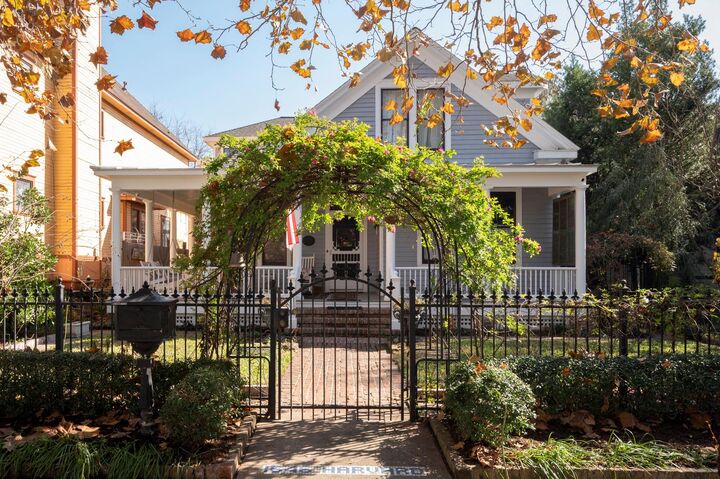 Property Photo:  1646 Harvard Street  TX 77008 