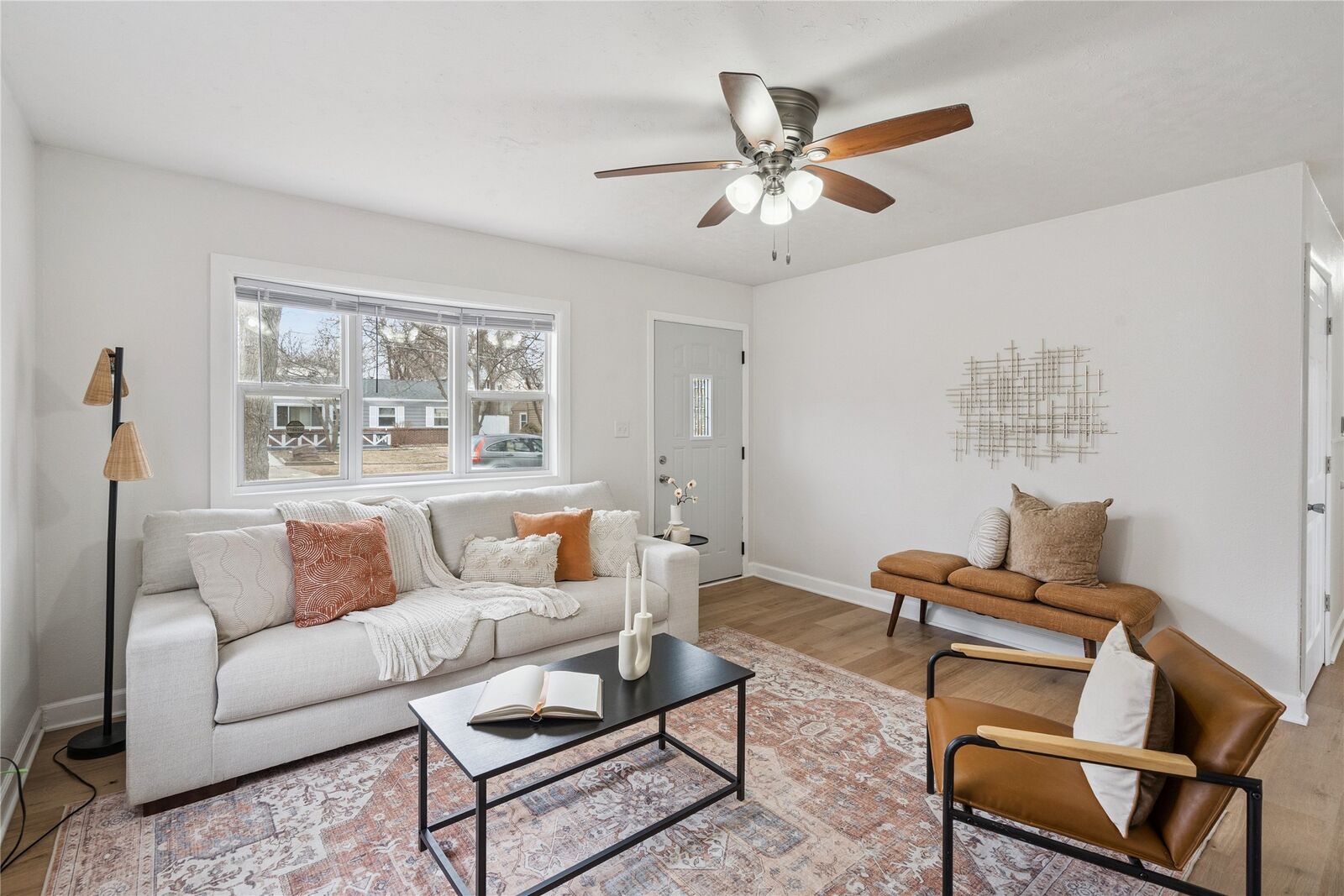 Property Photo:  4016 E Seneca Avenue  IA 50317 