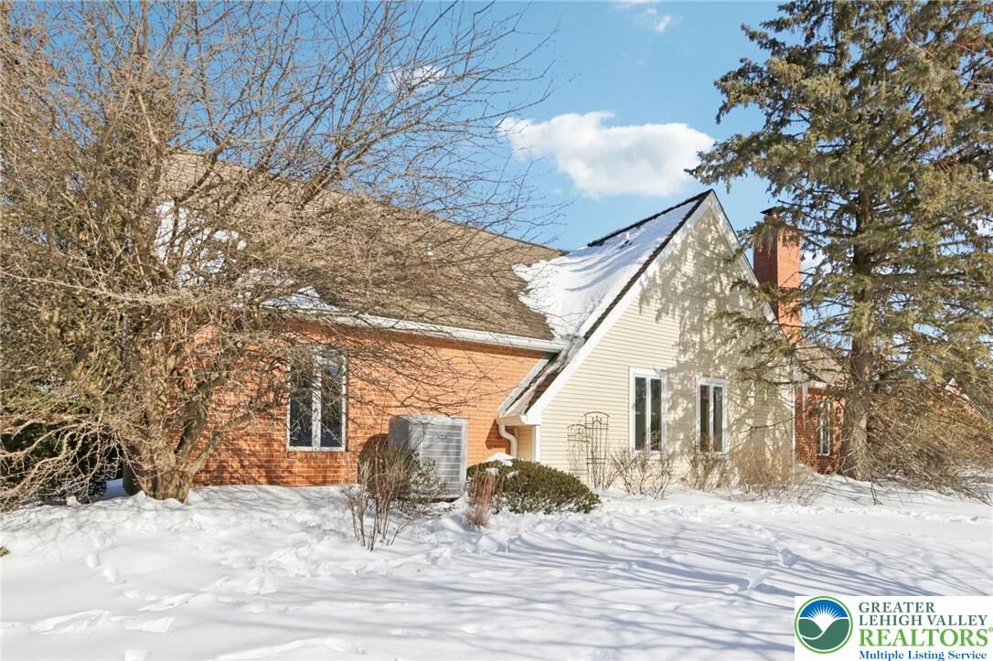 Property Photo:  4861 Sydney Close  PA 18062 