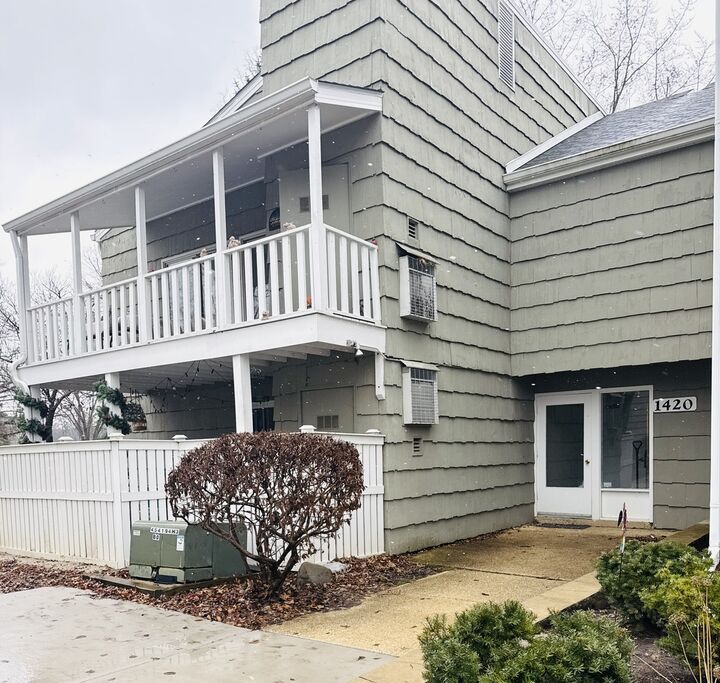 Property Photo:  1420 Stonebridge Trail 1-3  IL 60189 