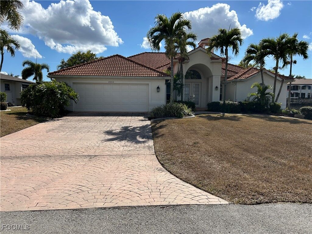 Property Photo:  2002 SE 28th Street  FL 33904 