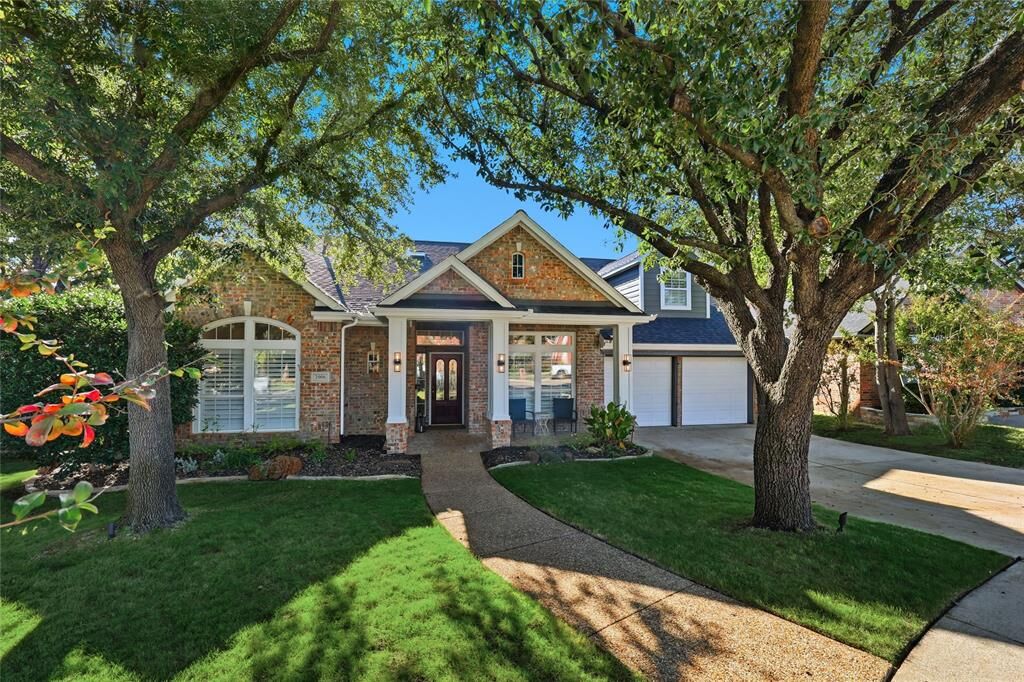 Property Photo:  2006 Postwood Court  TX 76210 