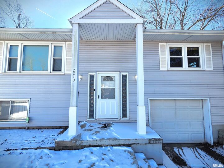 Property Photo:  2210 W Clarke Avenue  IL 61604 