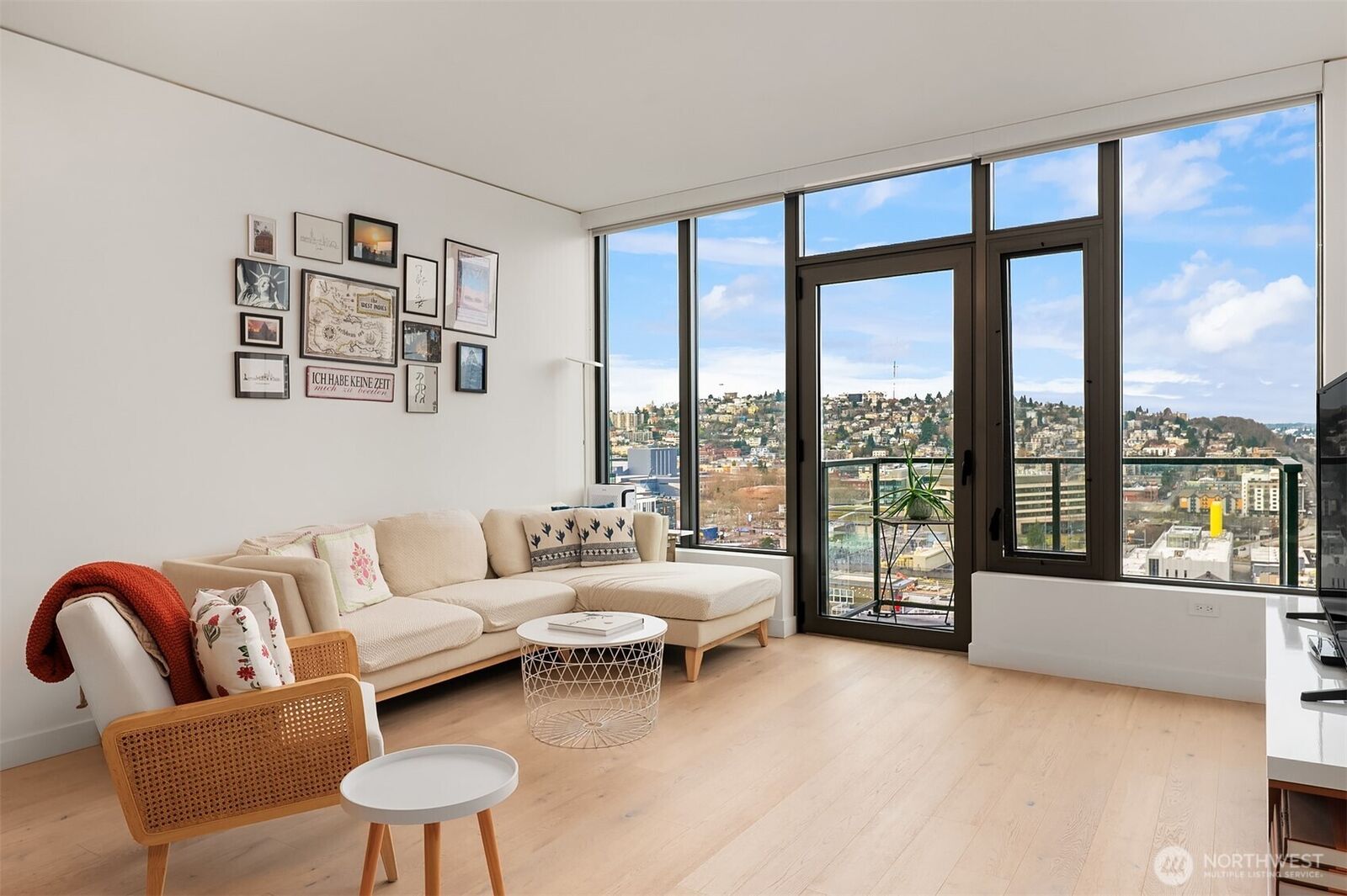 Property Photo:  2510  6th Avenue 1401  WA 98121 