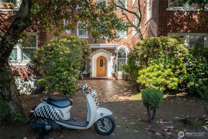 Property Photo:  411  Boylston Avenue E 207  WA 98102 