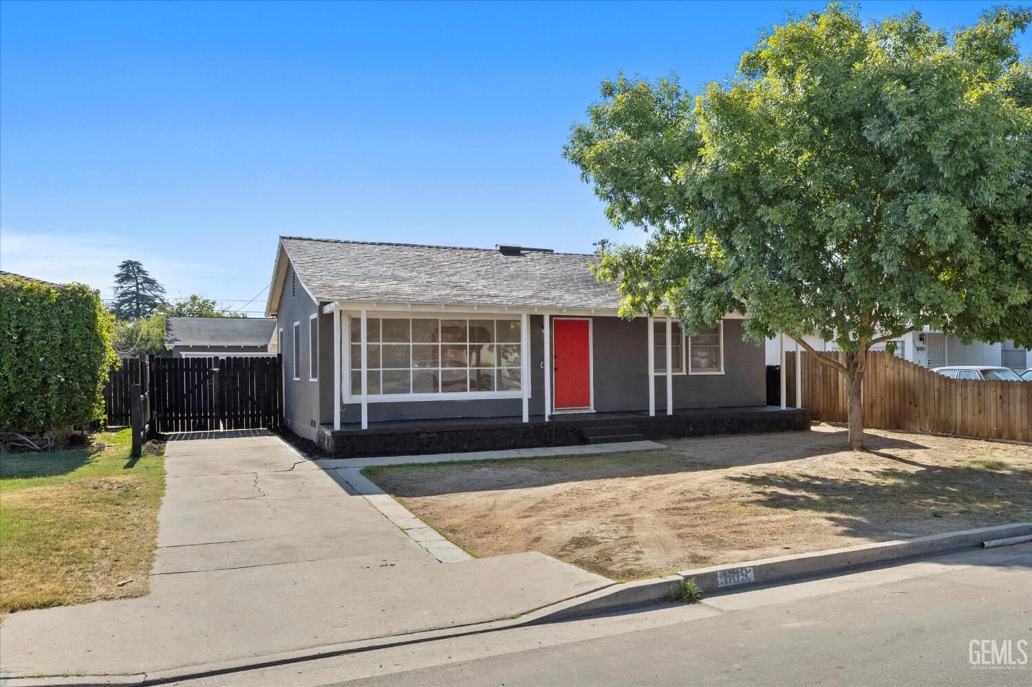 Property Photo:  809 El Sereno Drive  CA 93304 