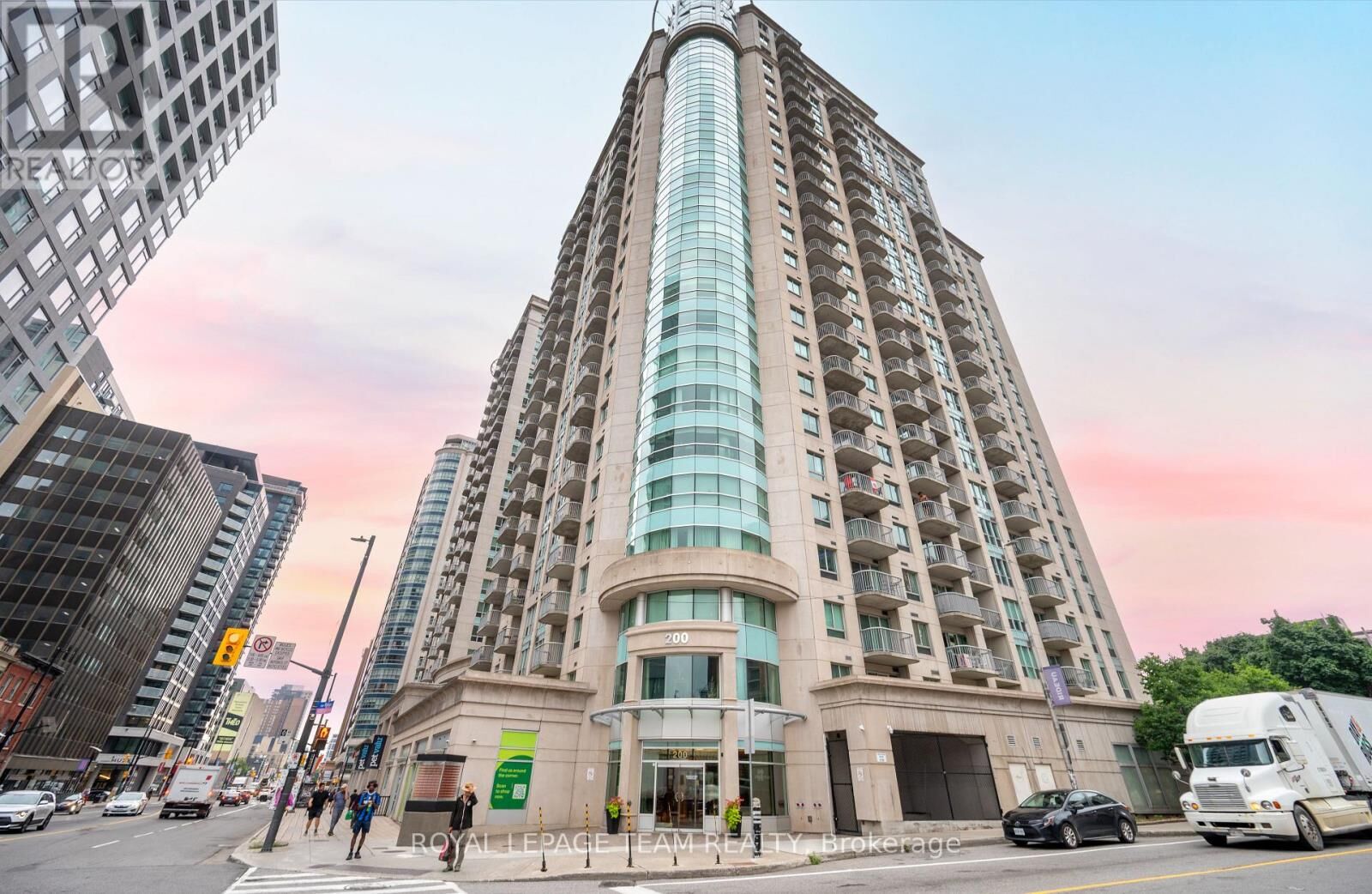 Property Photo:  200 Rideau Street 1704  ON K1N 5Y1 