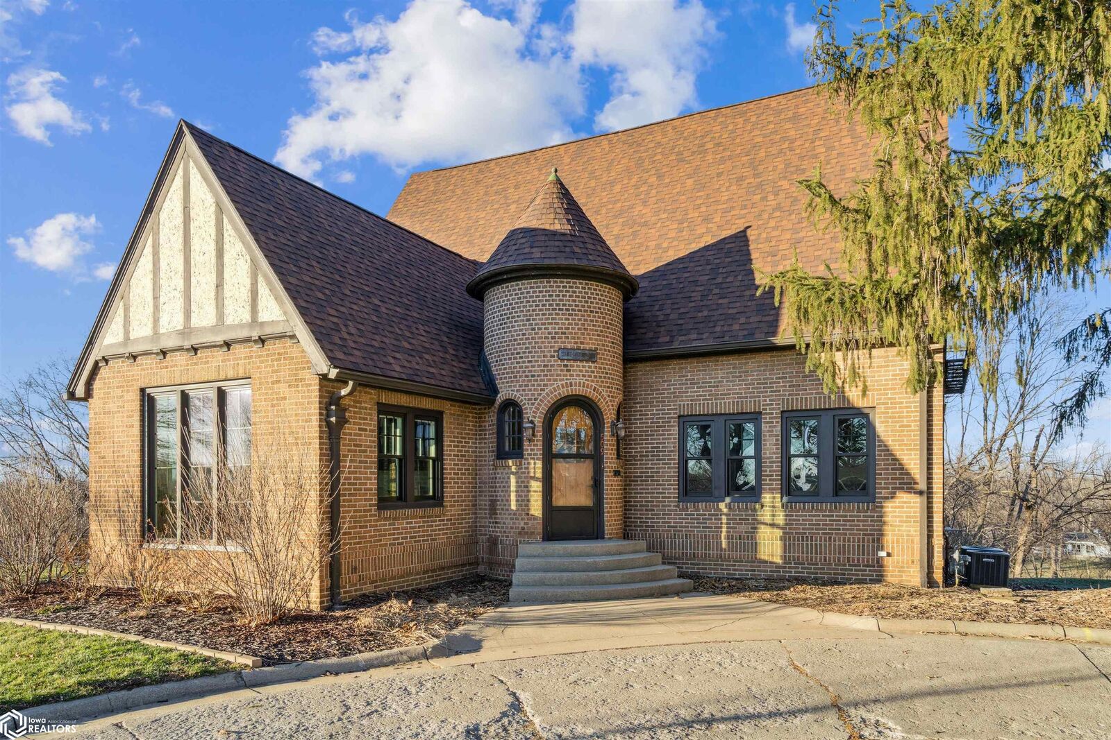 Property Photo:  509 Highland Drive  IA 50158 