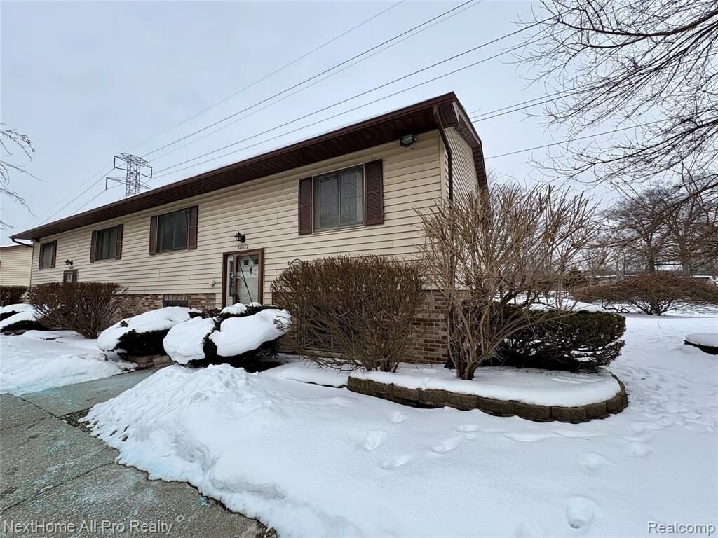 Property Photo:  38032 Hixford Place  MI 48185 3392 