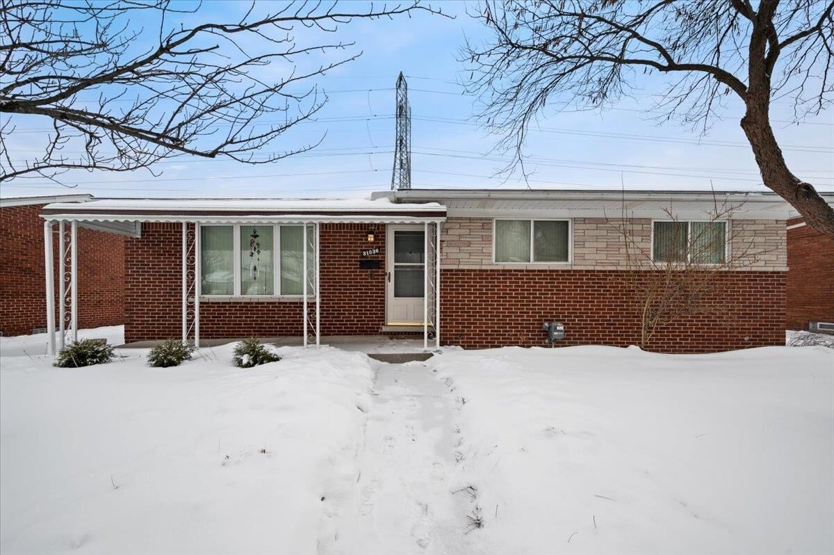 Property Photo:  31036 Palomino Drive  MI 48093-1883 