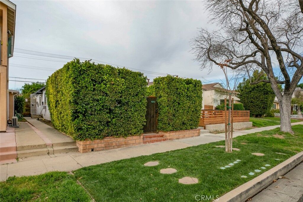 Property Photo:  1423 N Hollywood  CA 91505 