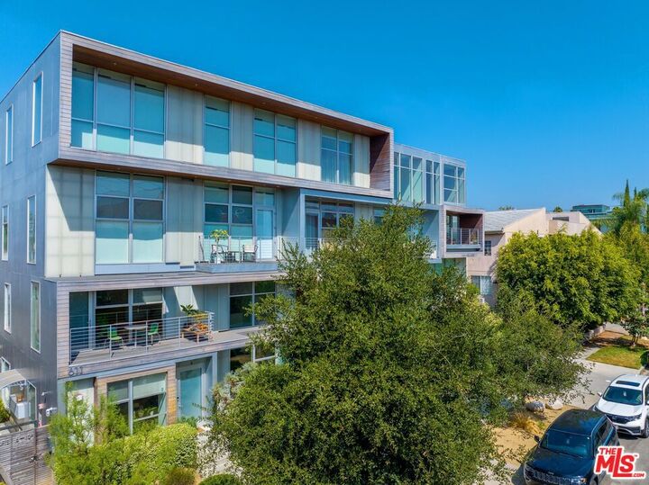 Property Photo: 611 N Bronson Avenue 6 CA 90004