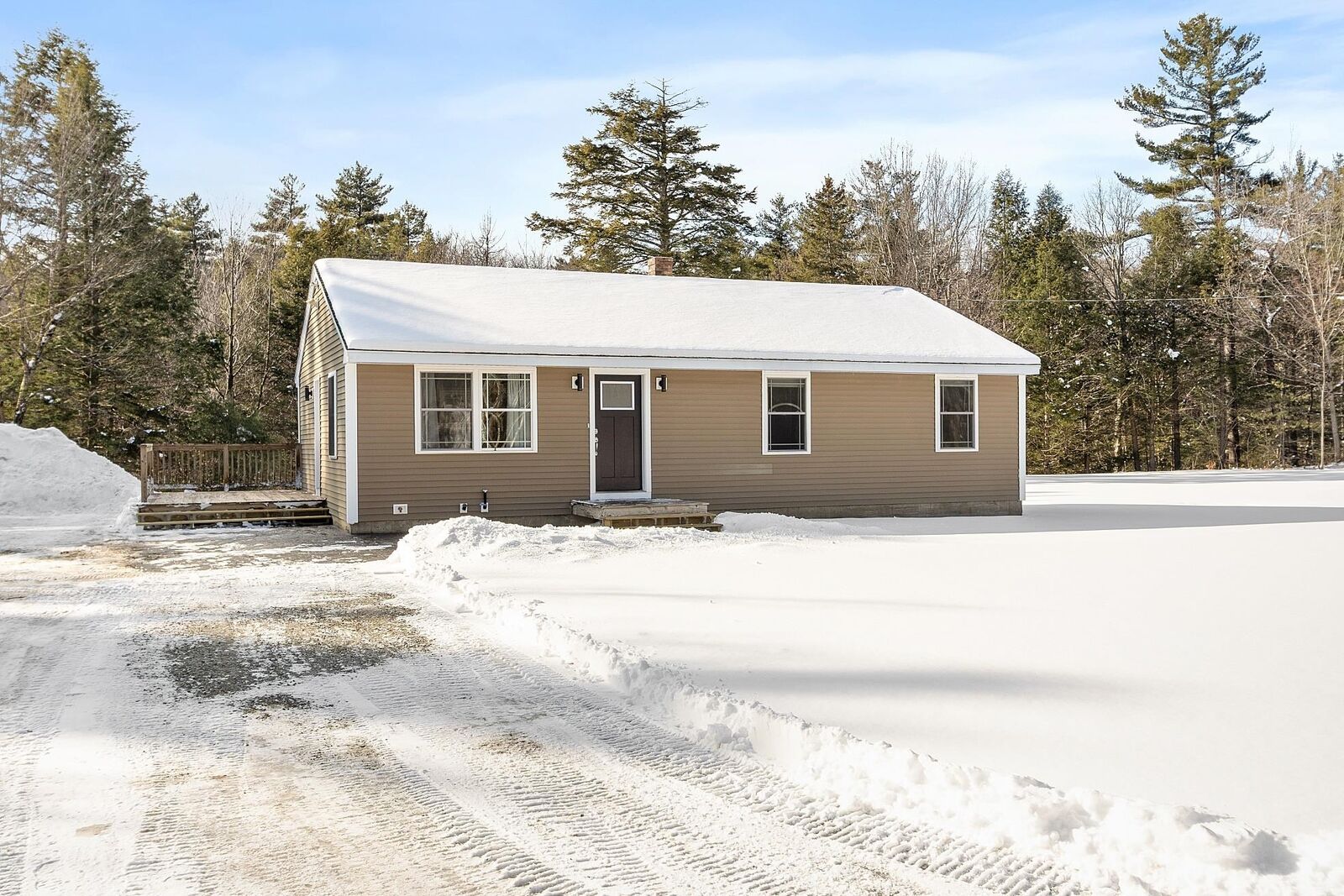 Property Photo:  46 Lower Pratt Pond Road  NH 03071 