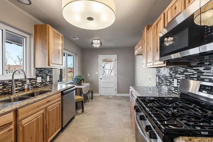 Property Photo:  807 N 14th Place  AR 72756 