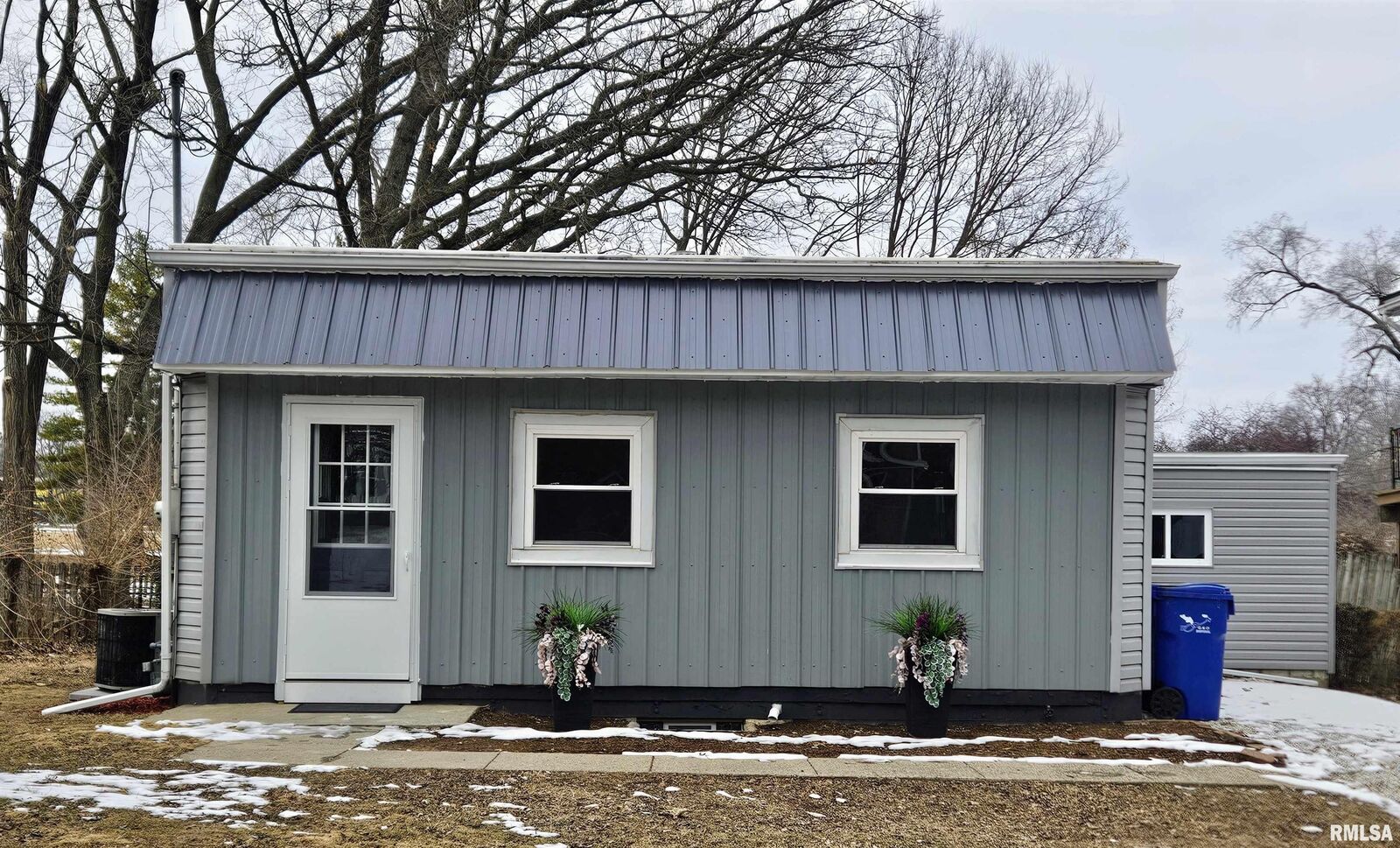 Property Photo:  2115 E Riverview Court  IL 61616 