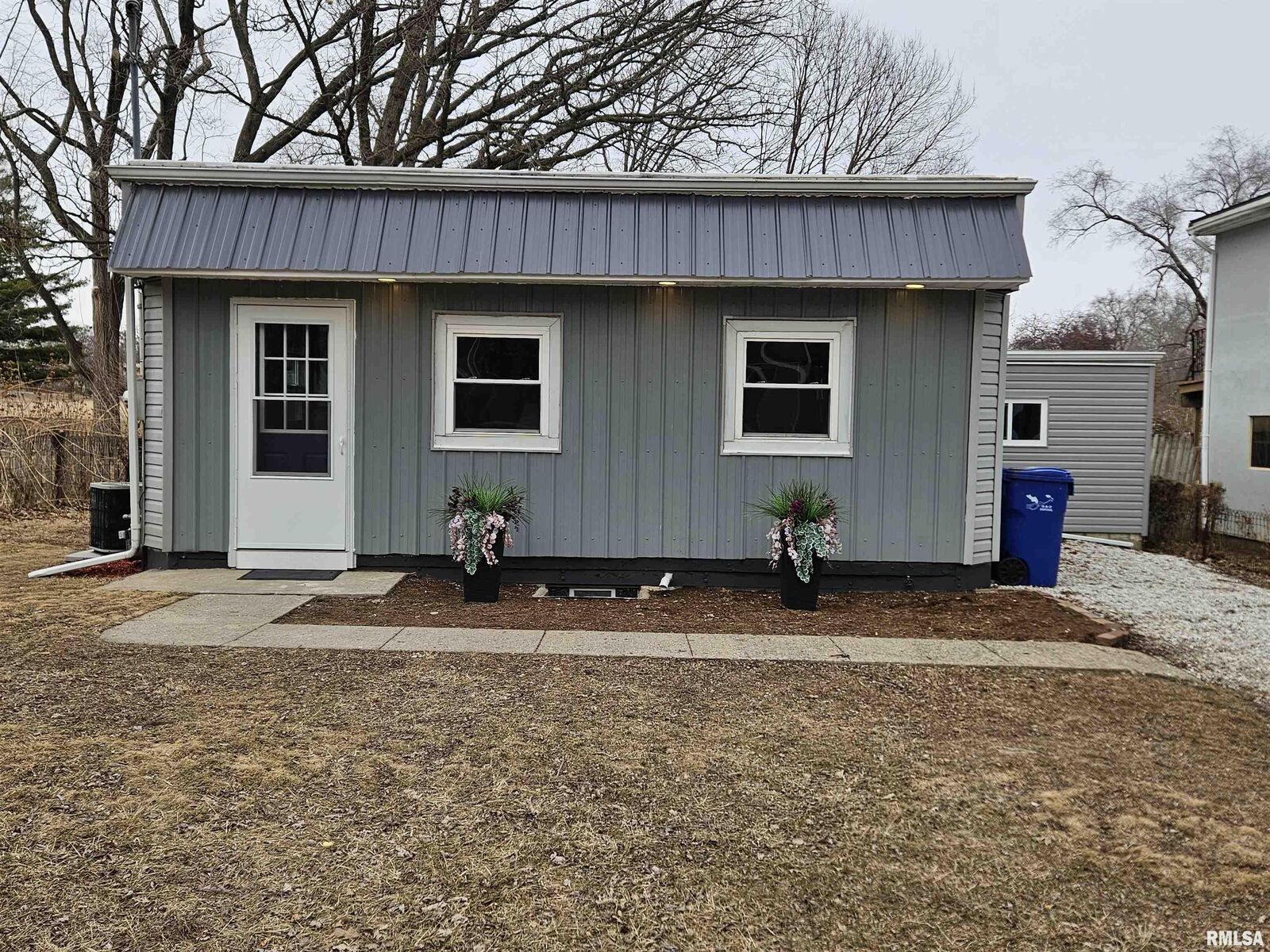 Property Photo:  2115 E Riverview Court  IL 61616 