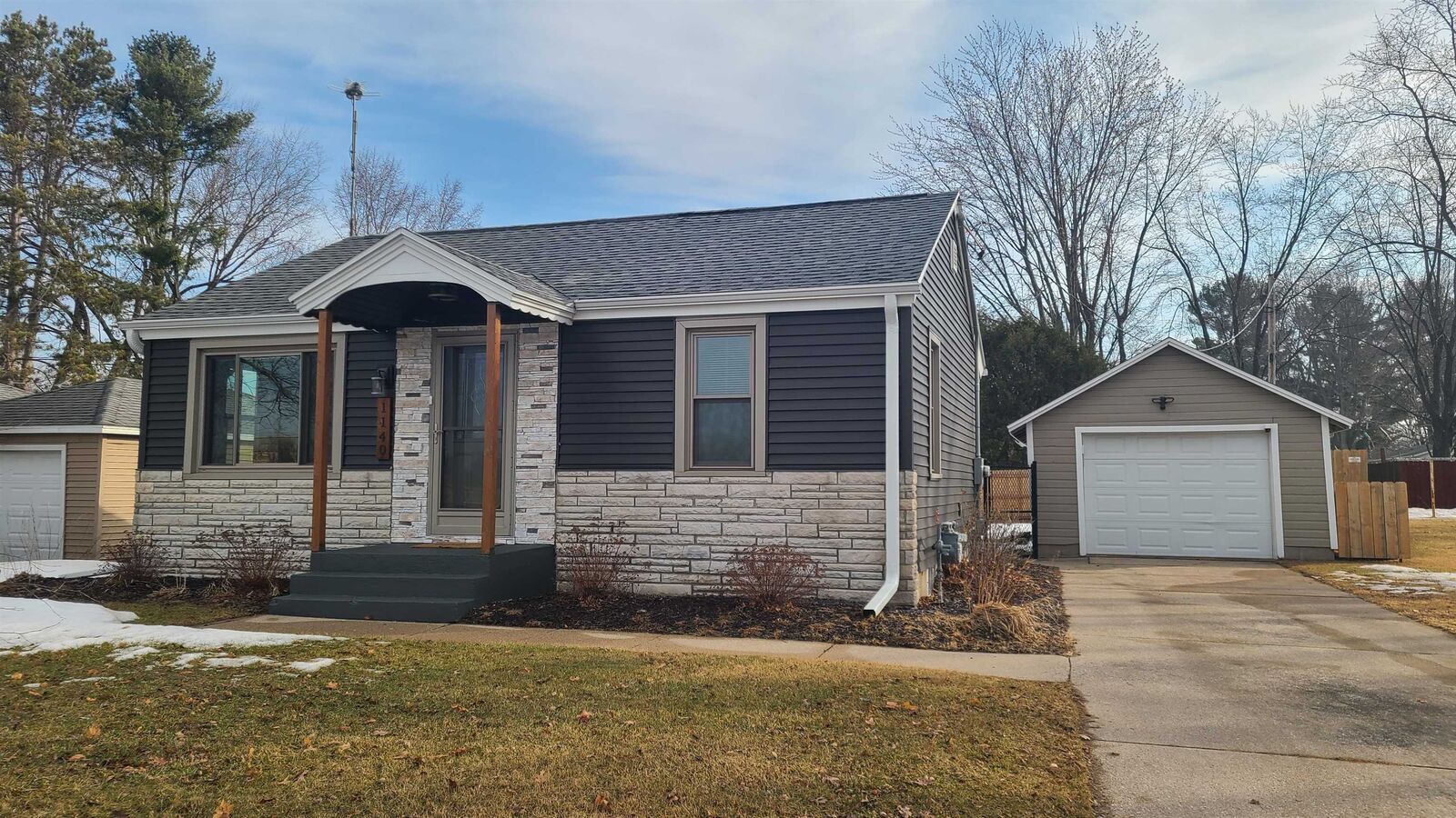Property Photo:  1140 S Evergreen Street  WI 54166-3512 