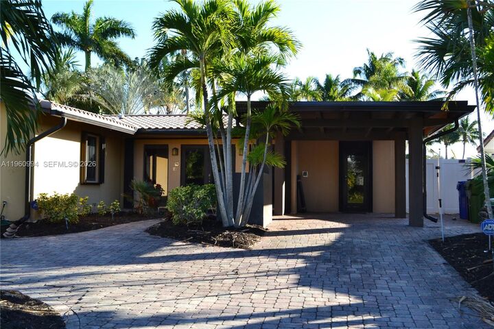 Property Photo:  1704 SW 5th Ct  FL 33312 