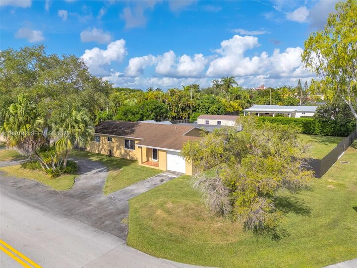 Property Photo: 10901 SW 116th St FL 33176