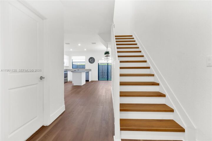 Property Photo:  859 NE 211th St  FL 33179 