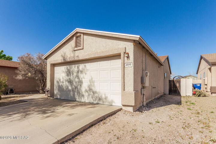 Property Photo:  2595 E Warwick Castle Lane  AZ 85706 