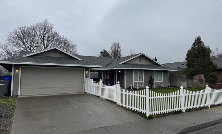 Property Photo:  426 N Louisiana St  WA 99336 