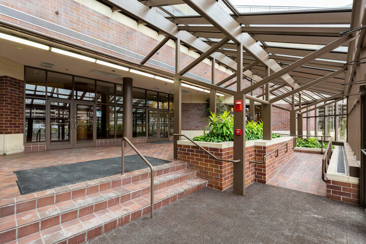 Property Photo:  300 Walnut Street 1905  IA 50309 