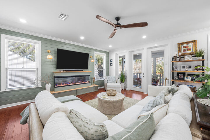 Property Photo: 2121 Olde Towne Avenue FL 32550