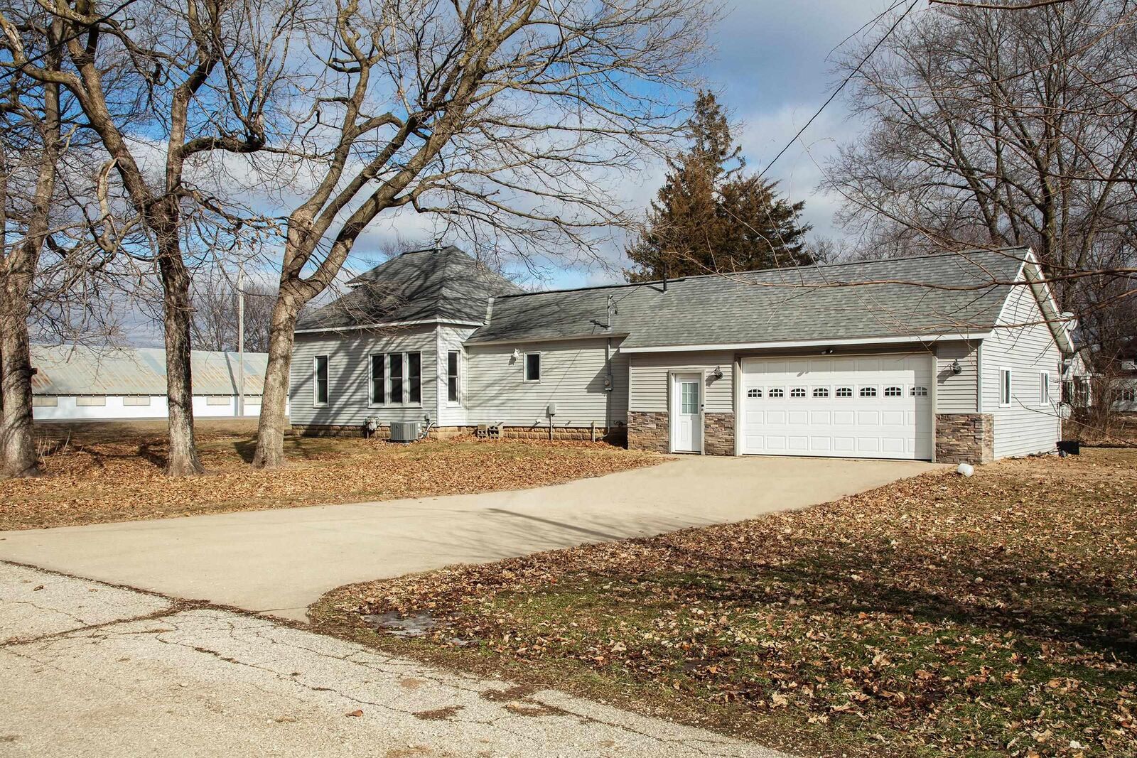 Property Photo:  504 Greenwood Ave  IA 50658 