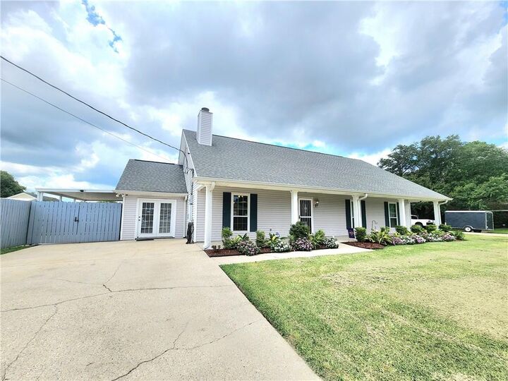 Property Photo:  1301 Ave F  LA 70072 