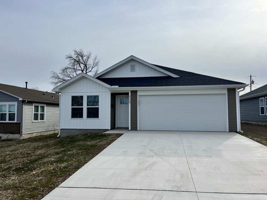Property Photo:  3120 E 11th Street  MO 64801 