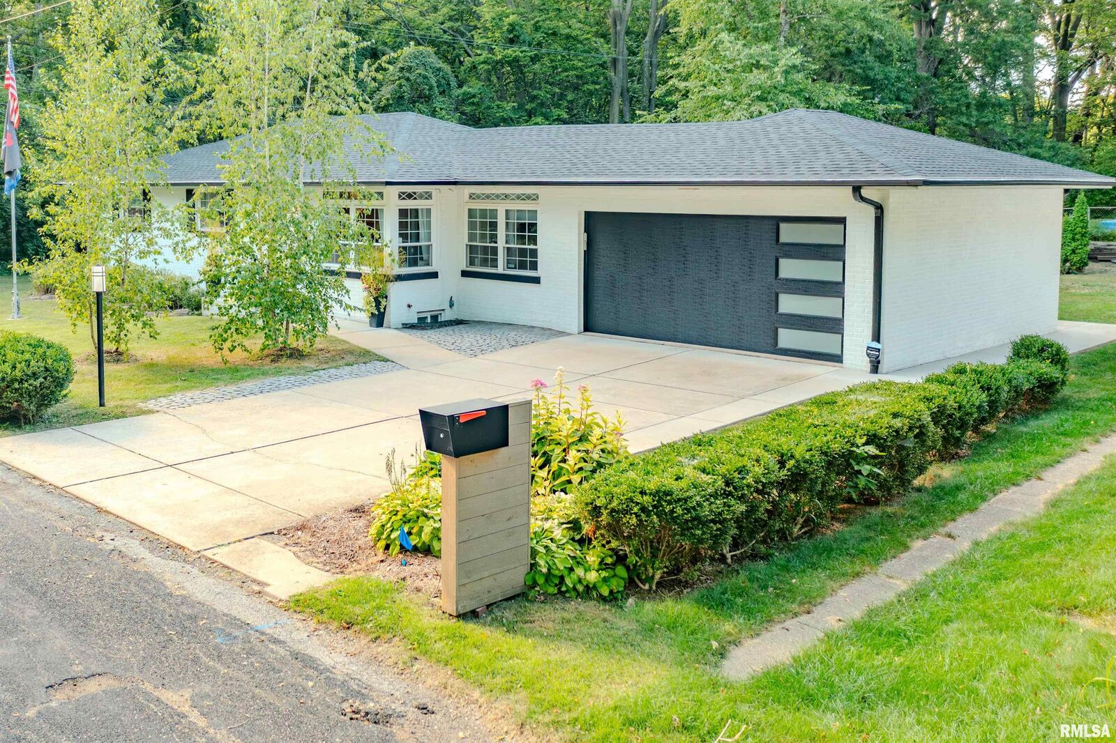 Property Photo:  303 E Lyndale Road  IL 61614 