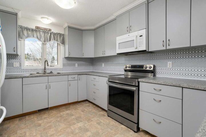 Property Photo: 7601 41 Avenue AB T4V 4C7
