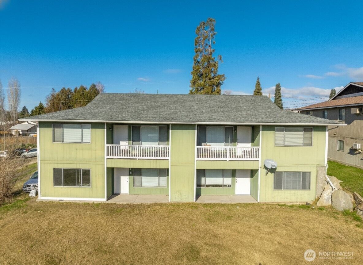 Property Photo:  410  7th Street NE 1-4  WA 98802 