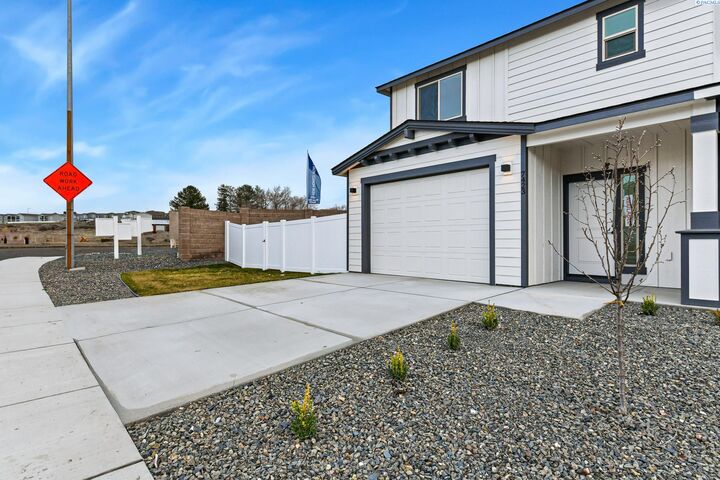 Property Photo: 7423 Grapevine Ct WA 99353