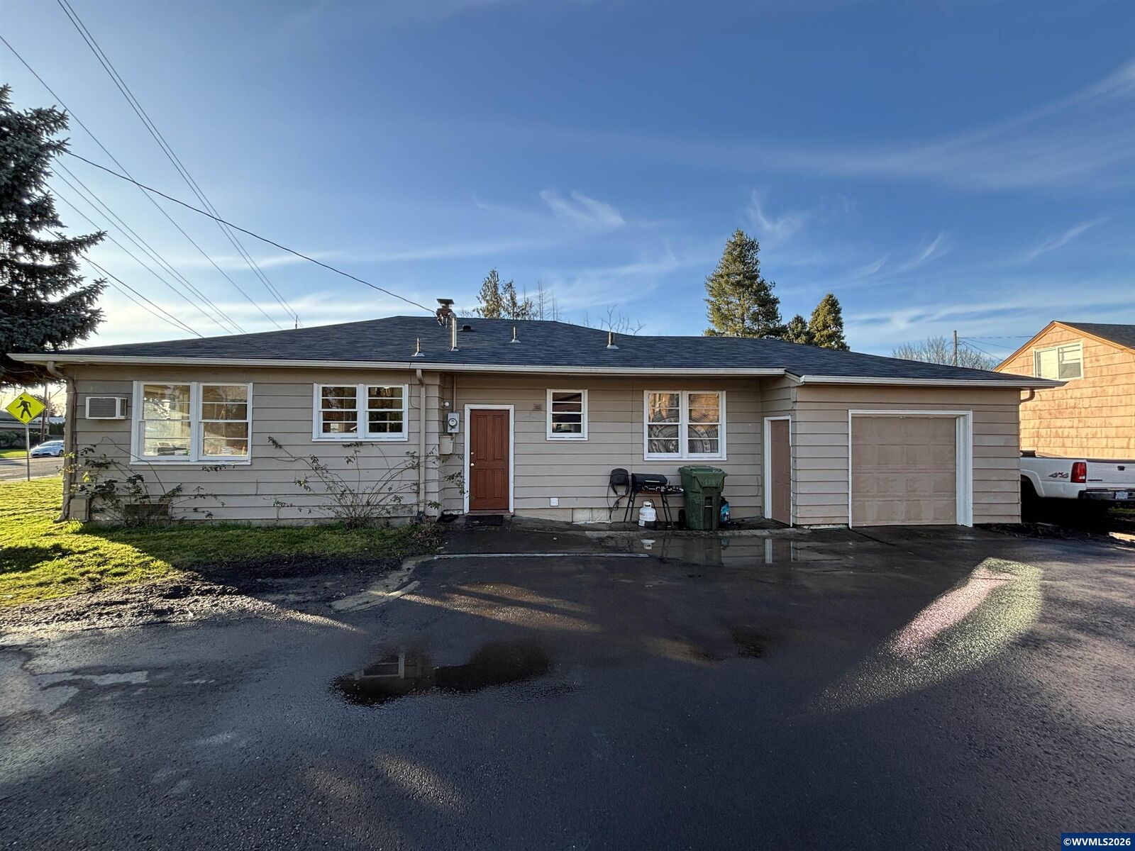 Property Photo: 1551 Market St NE OR 97301