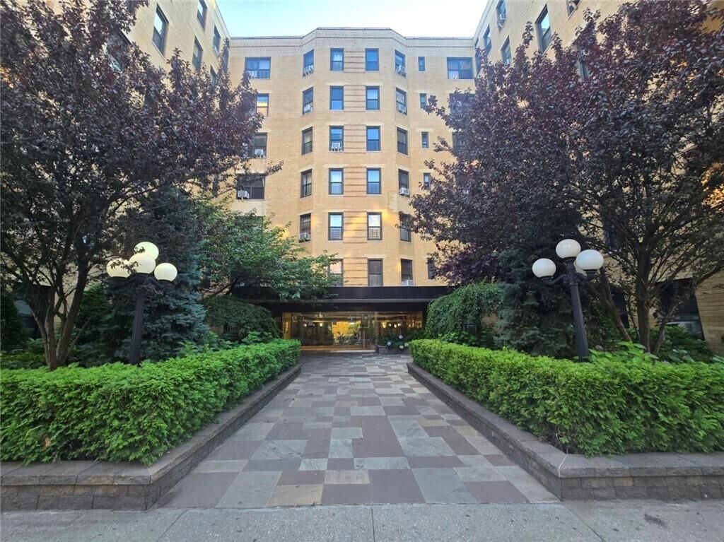Property Photo: 2 West End Avenue 6L NY 11235