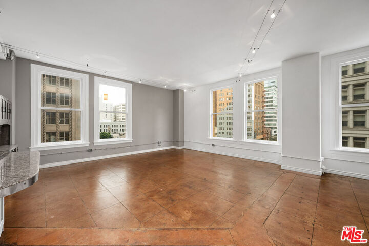 Property Photo:  215 W 7th St  CA 90014 