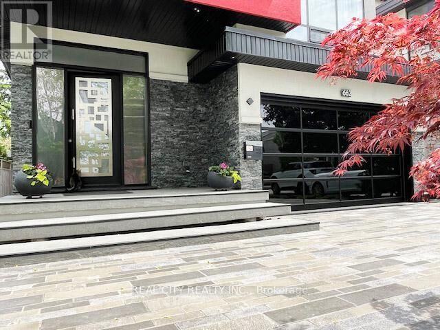 Property Photo:  662 Byngmount Avenue  ON L5G 1R4 