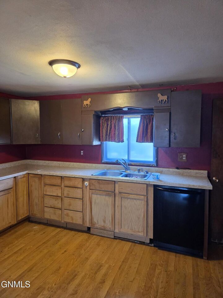 Property Photo:  408 South Avenue E  ND 58631 