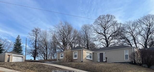 Property Photo:  929 E Hyde Park Avenue  MO 64504 