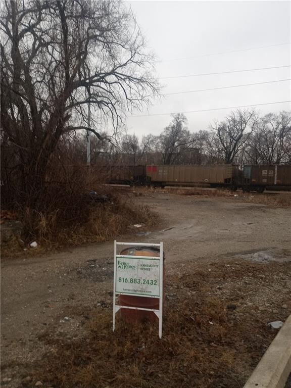 Property Photo:  1040 E 1st Street  MO 64120 