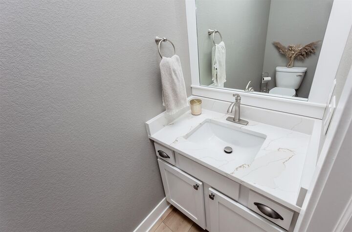 Property Photo:  5003 NE Ledgestone Court  IA 50021 