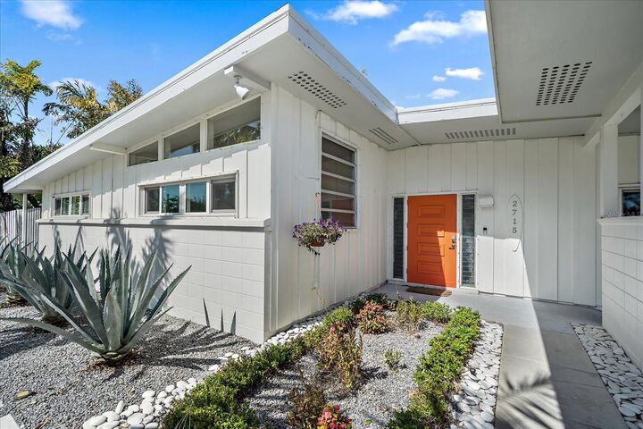 Property Photo:  2715 Valencia Drive  FL 34239 