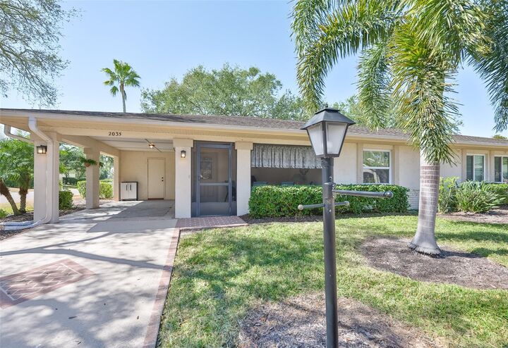 Property Photo: 2035 Hampstead Circle FL 33573