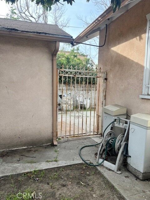 Property Photo:  920 S Osage  CA 90301 